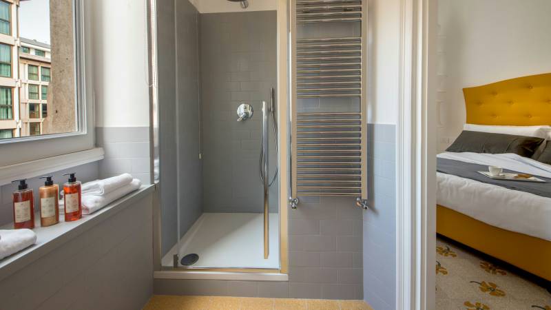 Belli-36-Rooms-Roma-bathroom-shower